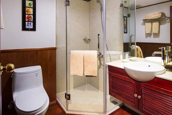 AmaWaterways, AmaDara, Suites Bathroom.jpg